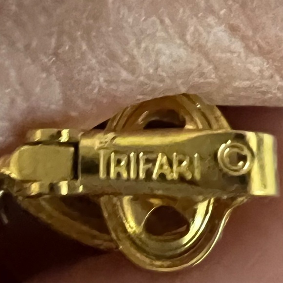 Vintage Crown Trifari gold tone Clip On Dangle Earrings - Picture 6 of 6